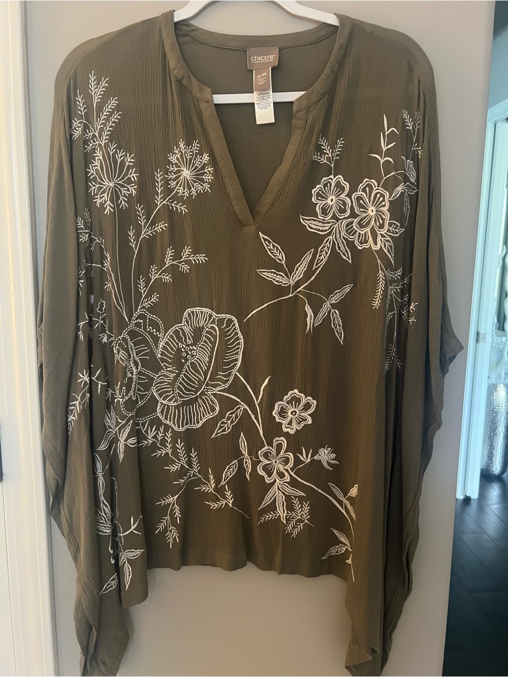 CHICOS FLORAL TOP CLOSED PONCHO STYLE SM/MD